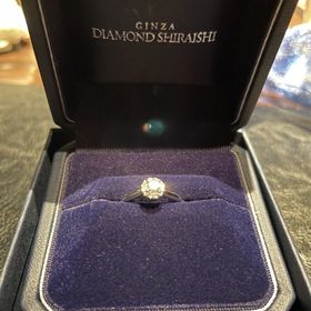 【銀座ダイヤモンドシライシの口コミ】 中心のダイヤモンドの周りに小さなダイヤモンドが囲ってあるデザインです…