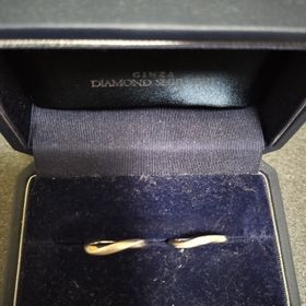 【銀座ダイヤモンドシライシの口コミ】 なだらかなウェーブが指を綺麗に見せてくれます。シンプルなデザインで飽…