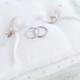 【山陰と旅する指輪】の口コミ シンプルなデザインで、ストーンが斜めに入っていて一目見てこういうデザイ...