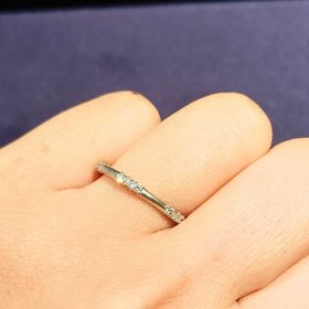 【ENUOVE(イノーヴェ)の口コミ】 小さなダイヤモンドがぎゅっと３粒ずつ並んだ、シンプルだけどあまりない…