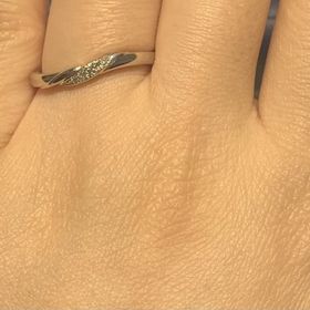 【銀座ダイヤモンドシライシの口コミ】 デザインがありそうでない、他と違う流れるようなデザインでかわいく控え…