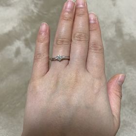 【銀座ダイヤモンドシライシの口コミ】 ダイヤの隣にもう一つついてて、S字がすごくかわいいです。ぎらぎらしてな…