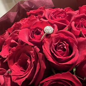 【ENUOVE(イノーヴェ)の口コミ】 メインのダイヤモンドの周りに小さなダイヤモンドがたくさん付いているの…