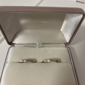 【ジュエリーツツミ(JEWELRY TSUTSUMI)の口コミ】 女性側には小さいダイヤモンドが5個ついており、男性の方は何もついていな…