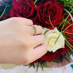 【BIJOUPIKO(ビジュピコ)の口コミ】 婚約指輪のデザインは全て夫が決めてくれたものです。リングの内側にピン…