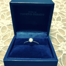 【銀座ダイヤモンドシライシの口コミ】 プロポーズの際にサプライズで婚約指輪をもらいました。その時は仮のリン…