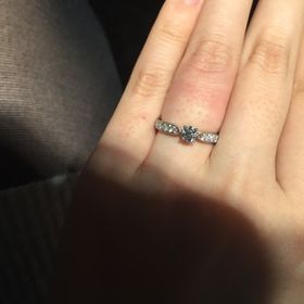 【エクセルコダイヤモンド(EXELCO DIAMOND)の口コミ】 ミル打ちが施されており周りのダイヤモンドもキラキラしていましたが、ミ…