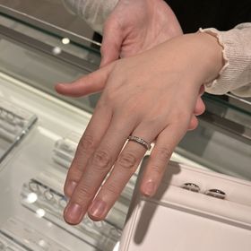 【CAFERING(カフェリング)の口コミ】 ハーフエタニティで大ぶりなダイヤが13石入っており、ゴージャスなデザイ…