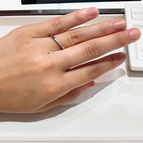 【俄(にわか)の口コミ】 ピンクゴールドとプラチナ素材。ストレートに見えるけど少しウェーブらし…