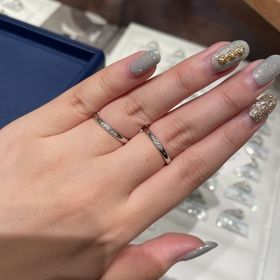 【銀座ダイヤモンドシライシの口コミ】 指輪の素材はプラチナです。ダイヤモンドが5石と3石で選べます。値段もそ…