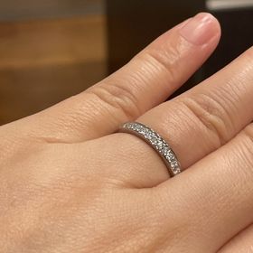 【ラザール ダイヤモンド(LAZARE DIAMOND)の口コミ】 シンプルなデザインですが、キラキラのダイヤモンドが、ならんでいます。…