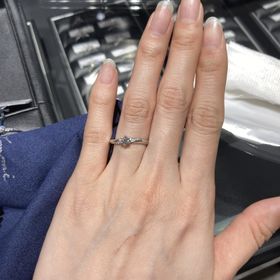 【エクセルコダイヤモンド(EXELCO DIAMOND)の口コミ】 サイドにダイヤが付いているものを検討している中で試着したものです。地…