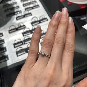 【ラザール ダイヤモンド(LAZARE DIAMOND)の口コミ】 サイドにダイヤが着いている、地金が一定程度の太さがある、ダイヤに向か…