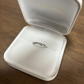 【BONDS(ボンズ)の口コミ】 形がウェーブでダイヤが散りばめられていて、女性らしい指輪という感じで…