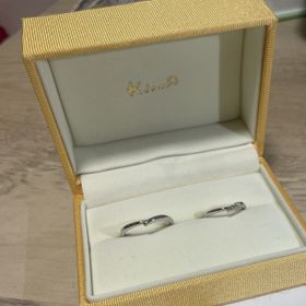 【ケイウノ ブライダル(K.UNO BRIDAL)の口コミ】 シンプルなデザインが良くて、四角いダイヤがお気に入りでした。そこに石…