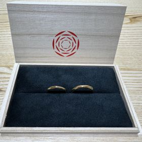 【出雲結(いずもゆい)の口コミ】 シンプルなデザインではあるが、とても高級感が感じられ素敵な指輪です。
…