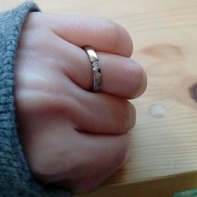 【【閉業】フラー・ジャコー(FURRER-JACOT)の口コミ】 キラキラした指輪が並ぶなか、この指輪だけ艶消しの加工がしてあって目に…