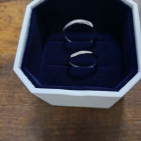 【4℃ BRIDAL(ヨンドシーブライダル)の口コミ】 指輪のデザインがとても可愛くて気に入りました。価格も予算内で身に着け…