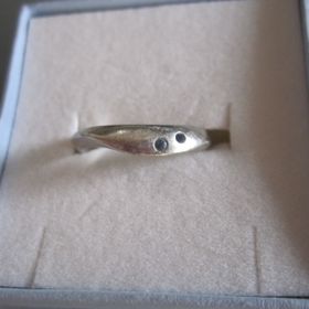 【１／ｆ エフブンノイチの口コミ】 ・左右非対称のデザイン

・二人の誕生石を埋められるところ
　微妙に石の…