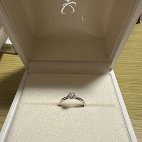 【LOVEST(ラヴェスト)の口コミ】 ダイヤが、目立つようシンプルなデザインにしました。
両サイドに小粒のダ…
