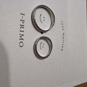 【アイプリモ(I-PRIMO)の口コミ】 指の形に沿うウェーブデザインから選びました。
ダイヤ部分が左右に分かれ…