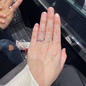 【ラザール ダイヤモンド(LAZARE DIAMOND)の口コミ】 店頭でダイヤモンドが七色に輝くと言われつけてみると、本当にキラキラ七…