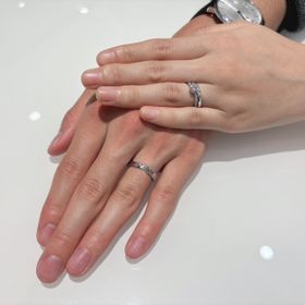 【俄(にわか)の口コミ】 緩やかな曲線が指を美しく見せてくれます。手が小さいので細いリングがし…