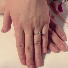 【銀座ダイヤモンドシライシの口コミ】 彼からプロポーズで貰いましたが、ずっと欲しいと言っていた定番の婚約指…