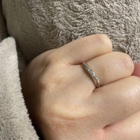 【4℃ BRIDAL(ヨンドシーブライダル)の口コミ】 ウェーブ型でデザインはとても可愛いです。
細すぎず太すぎず、指に馴染む…