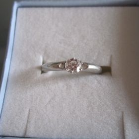 【１／ｆ エフブンノイチの口コミ】 ・ヴィーナスグレア
　他の一般的な婚約指輪とは異なり、ダイヤモンドの輝…