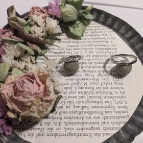 【銀座ダイヤモンドシライシの口コミ】 女性側の指輪には中央部分に小さなダイヤモンドがいくつも埋め込まれてお…