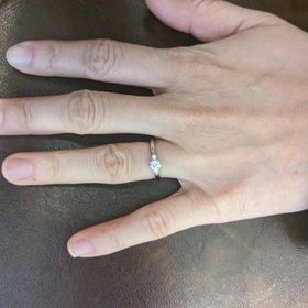 【銀座ダイヤモンドシライシの口コミ】 中央だけではなく、サイドにも小さいダイヤモンドがついているところがお…