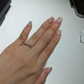 【ラザール ダイヤモンド(LAZARE DIAMOND)の口コミ】 斜めのラインを指輪に入れたくて紹介していただいた指輪です。真ん中にダ…