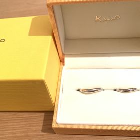 【ケイウノ ブライダル(K.UNO BRIDAL)の口コミ】 シンプルながら、金糸が一筋入るデザインと、製作過程で自分達も手を加え…