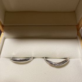 【ケイウノ ブライダル(K.UNO BRIDAL)の口コミ】 デザインはシンプルなものを選びました。ダイヤが入っていると、ふと指を…