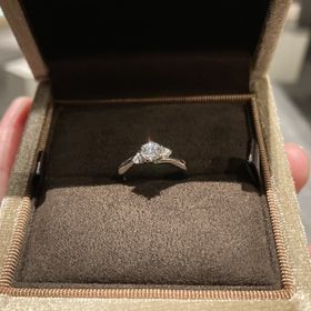 【アネリディギンザ(ANELLI DI GINZA)の口コミ】 メレダイヤが大きいものが良く、尚且つ真ん中のダイヤが目立つデザインが…