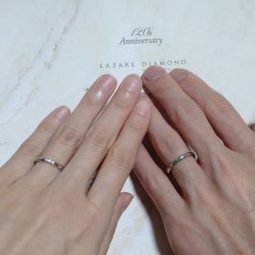 【ラザール ダイヤモンド(LAZARE DIAMOND)の口コミ】 シンプルで飽きのこないデザインです。妻の指輪のダイヤモンドは輝き方が…