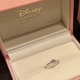 【ケイウノ ブライダル(K.UNO BRIDAL)の口コミ】 ダイヤモンドがキレイに映えていて、土台部分には実はミッキー、ミニーが…
