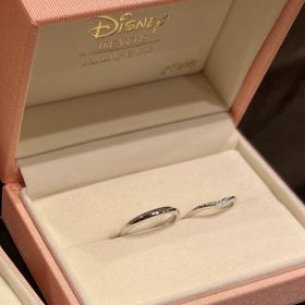 【ケイウノ ブライダル(K.UNO BRIDAL)の口コミ】 婚約指輪と結婚指輪をセットでつけられるリングです。
隠れミッキーもいて…