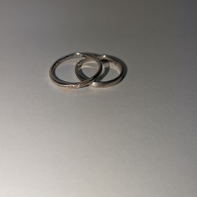 【&tique(アンティック)】の口コミ シンプルなデザインに惹かれて購入しました。斜めのラインが統一感があって...