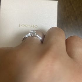 【アイプリモ(I-PRIMO)の口コミ】 どこから見てもダイヤモンドが輝いていること。
小さな手にも上品な指輪に…