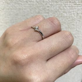 【4℃ BRIDAL(ヨンドシーブライダル)の口コミ】 ギラギラした指輪や、太めの指輪が苦手なため
ダイヤは少なく小ぶりでいて…