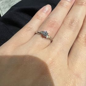 【銀座ダイヤモンドシライシの口コミ】 着用者は小指から中指にかけて弧を描いているためウェーブタイプのリング…