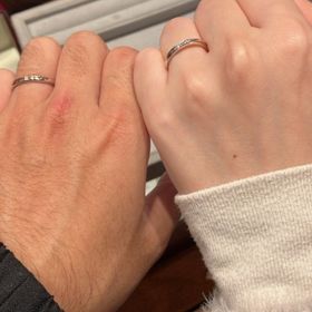【ケイウノ ブライダル(K.UNO BRIDAL)の口コミ】 指輪のデザインはシンプルなものから、木目が入っていたり指が透けるよう…