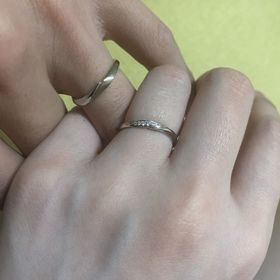 【Disney The Little Mermaid（ディズニー リトル・マーメイド）の口コミ】 普段アクセサリーをつけない私には、キラキラし過ぎず斜めにキラリとした…