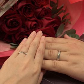 【ティファニー(Tiffany & Co.)の口コミ】 夫：4mm
太い指にも似合うように幅広の指輪を選びました。幅広のためカッ…