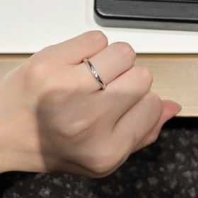 【ラザール ダイヤモンド(LAZARE DIAMOND)の口コミ】 ゆるやかなカーブにやや大きめのダイヤモンドが３粒並んでおり、シンプル…