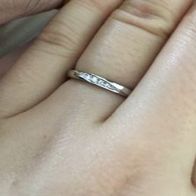 【銀座ダイヤモンドシライシの口コミ】 ダイヤモンドの輝きが大変美しいプラチナの結婚指輪です。斜めのラインで…