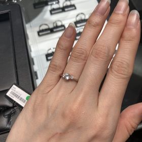 【ラザール ダイヤモンド(LAZARE DIAMOND)の口コミ】 サイドにダイヤが付いているもの、V字になっているものを試着したくて選び…