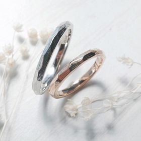 【Lienjoux(リアンジュ)】の口コミ ヤスリで削った槌目模様のリングを手作りしました。
指輪の内側には手書き...